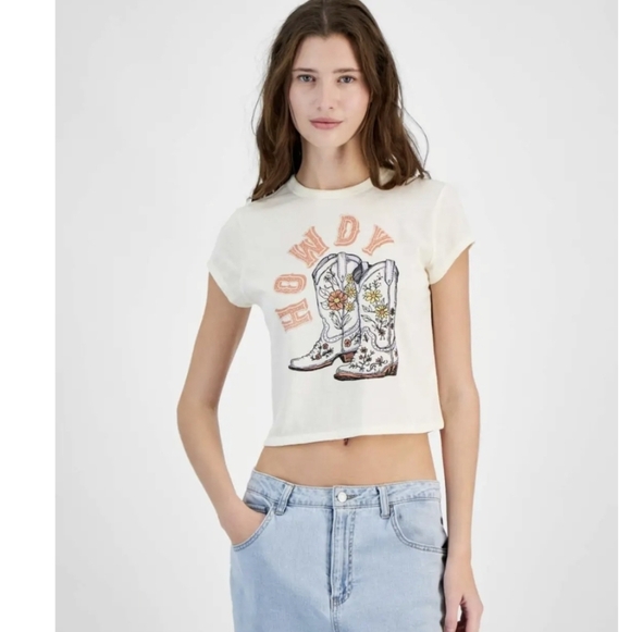 Pretty Rebellious Juniors' Howdy Cowboy Boots Graphic Cropped T-shirt - Picture 1 of 4